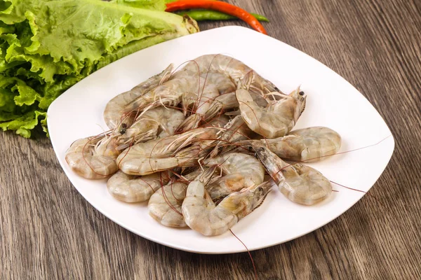 Tumpukan Udang Raja Mentah Dalam Mangkuk Atas Latar Belakang Kayu — Stok Foto