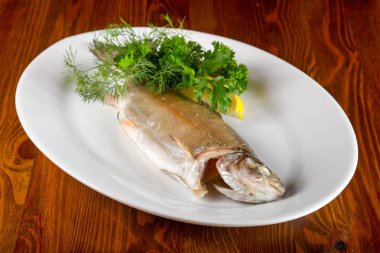 Limon ve maydanoz buğulanmış alabalık servis