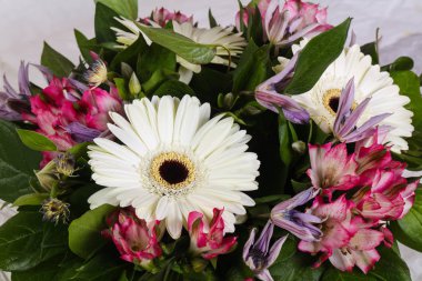 Çeşitli çiçek ile romantik buket