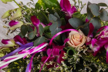 Çeşitli çiçek ile romantik buket