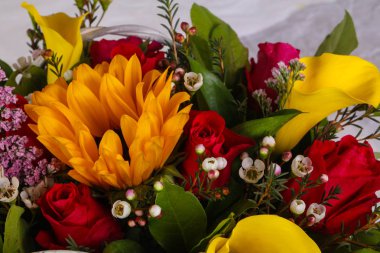 Çeşitli çiçek ile romantik buket