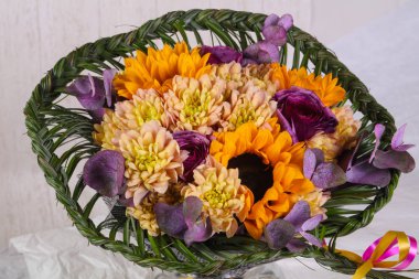 Çeşitli çiçek ile romantik buket