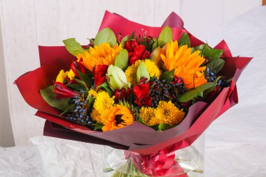 Çeşitli çiçek ile romantik buket