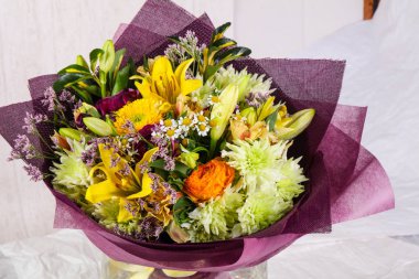 Çeşitli çiçek ile romantik buket