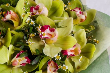 Çeşitli çiçek ile romantik buket