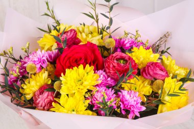 Çeşitli çiçek ile romantik buket