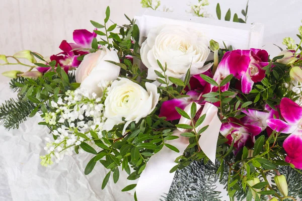 Friss Rózsa Csokor Más Virágokkal — Stock Fotó