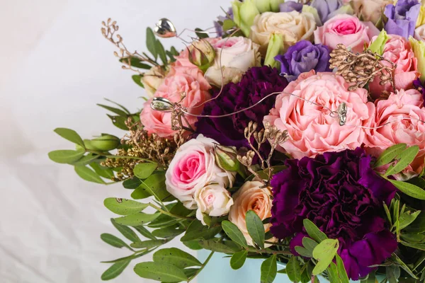 Buquê Rosas Frescas Com Outras Flores — Fotografia de Stock