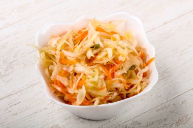 Ahşap arka plan üzerinde çiğ lahana turşusu