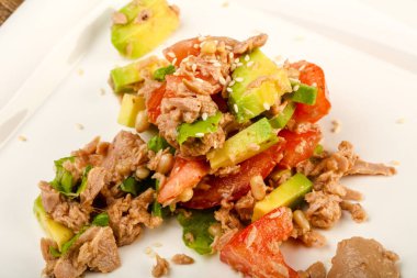 Domates soslu ton balığı ve avokado salatası.
