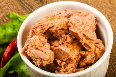 Kavanozda konserve ton balığı pişmeye hazır.