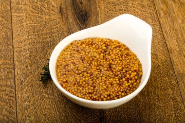 Dijon hardal sos kabın içinde kekik