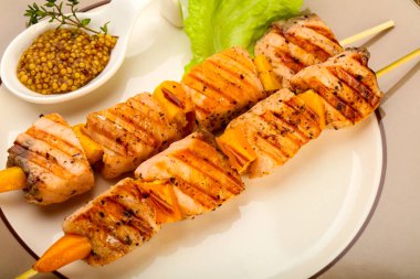 Dijon mustars soslu ızgara somon şiş