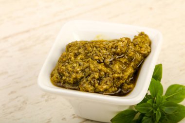 Fesleğenli pesto sos kasede bırakır