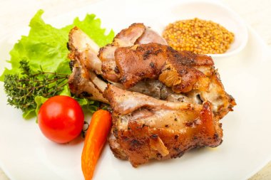 Kavrulmuş domuz diz dijon hardal sos ile