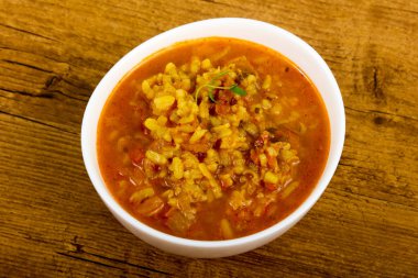 Ahşap arka plan üzerinde beyaz Kharcho çorbası