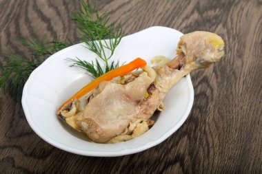 Dereotu servis haşlanmış tavuk budu