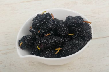 Ahşap arka plan üzerinde siyah dut yığın