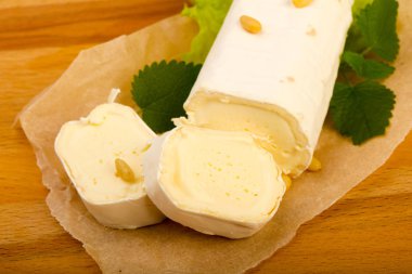 Sedir fıstıklı Brie peynirli rulo