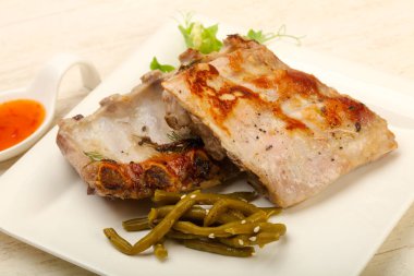 Kızarmış domuz kaburgası.