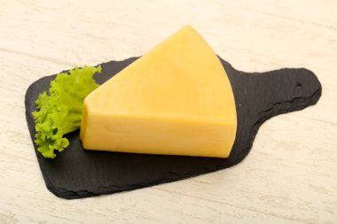 Parmesan peynir üçgenin üzerinde ahşap arka plan