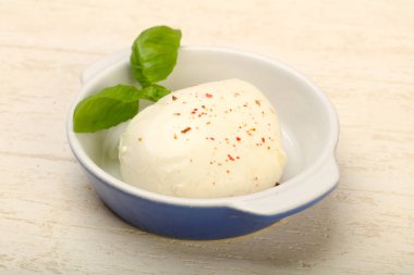 Fesleğen yaprakları ile Mozzarella peyniri