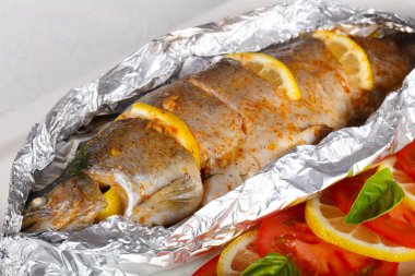 Domates ve Kenneth'in kızarmış alabalık