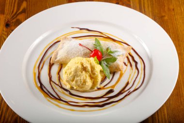 Apple strudel dondurma ile