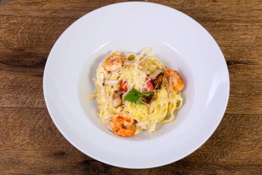 Deniz ürünleri karides ve midye makarna