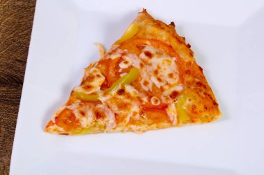 Pizza sarı dolmalık biber ile