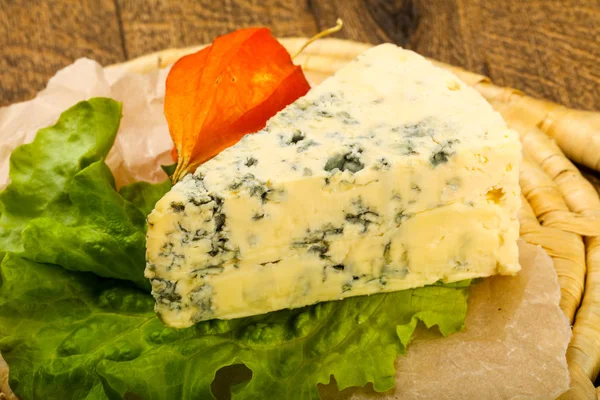 Blue Cheese Salad Leaves Wooden Background — Stock Photo, Image