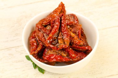 Fesleğen yapraklı kuru domates.