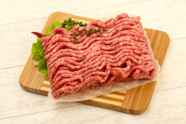 Çiğ kıyma et kekik ve acı biber ile