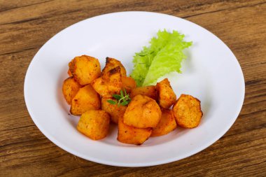 Otlu fırında patates.