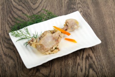 Dereotu servis haşlanmış tavuk budu