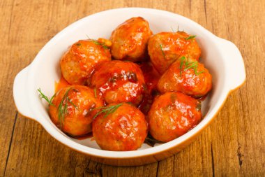 Dereotu, domates soslu köfte servis