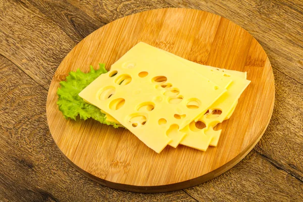 Ahşap Arka Plan Üzerinde Dilimlenmiş Peynir Salata Yaprakları — Stok fotoğraf
