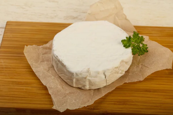 Queijo Camembert Com Salsa Sobre Fundo Madeira — Fotografia de Stock