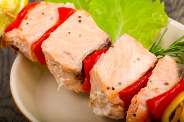 Biber ve limon ile som balığı şiş