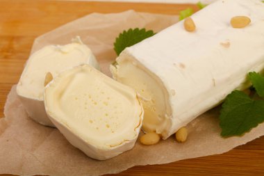 Sedir fıstıklı Brie peynirli rulo