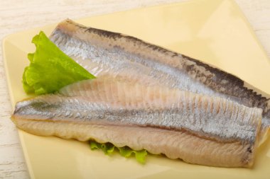 Ringa balığı filetosu salata üzerine bırakır - hazır yemek için