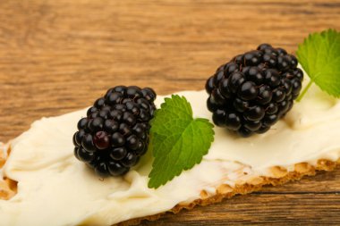 Yumuşak peynir, böğürtlen ve yaprakları tost