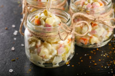 Rus salatası bardakta servis edebilirsiniz