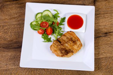 Izgara domuz sos ve salata sosu ile