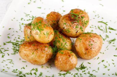 Fırında patates dereotu ile genç