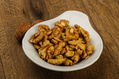 Kase üzerinde ahşap arka plan açık ceviz