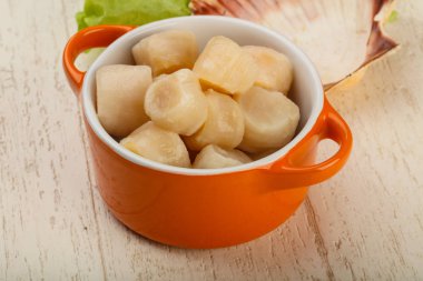 Çiğ deniz tarakları kasede pişmeye hazır.