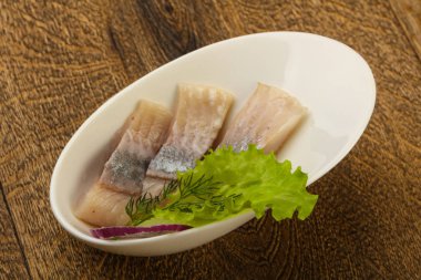 Ringa balığı filetosu dereotu ve soğan dilimlenmiş