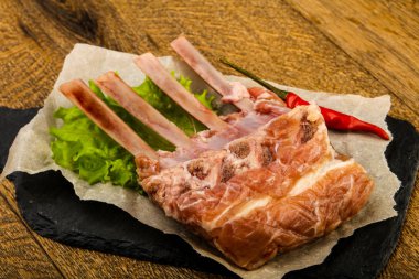 Ham kuzu kaburga ile biber yemek pişirmek için hazır