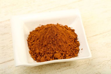 Kase ahşap arka plan üzerinde toz kakao